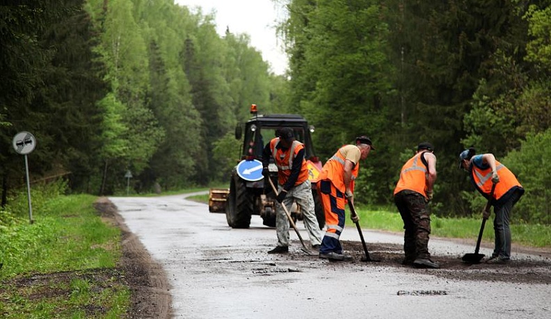 На межпоселковых дорогах Людиновского района ведутся ремонтные работы