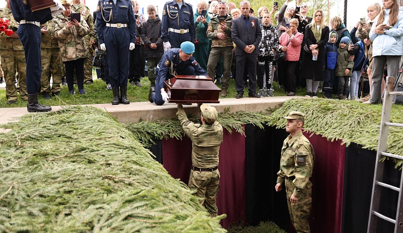В Куйбышевском районе накануне 80-летия Великой Победы открыли памятник «Защитникам Отечества»