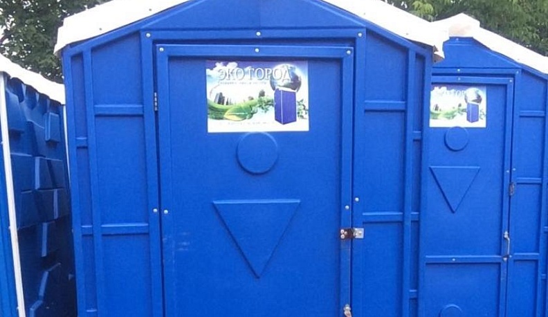 На набережной Яченки в Калуге установили семь биотуалетов