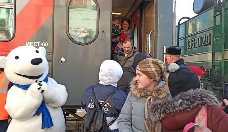 Градоначальник встретил на вокзале в Калуге московских туристов