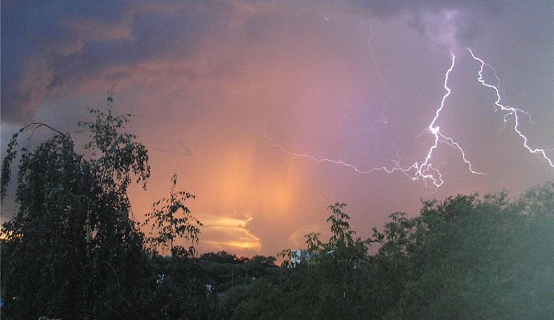 Калужан снова предупреждают о грозе и порывах ветра