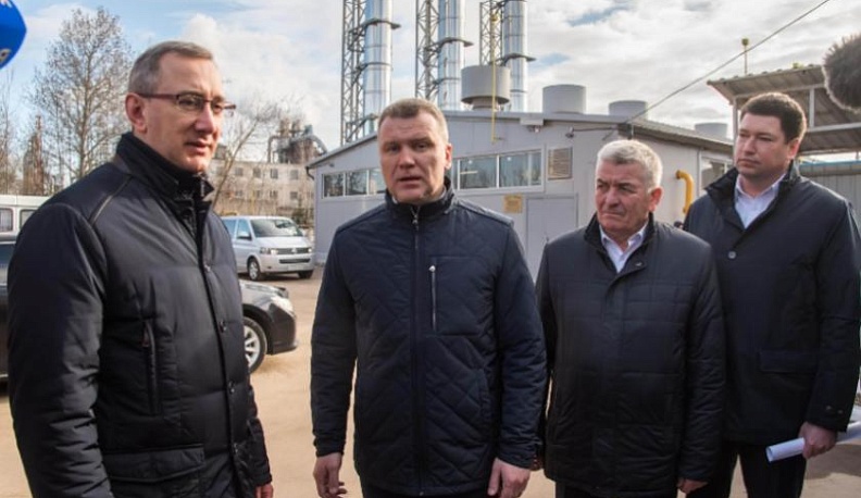 В Боровском районе Владислав Шапша посетил центр судоремонта и молочную ферму