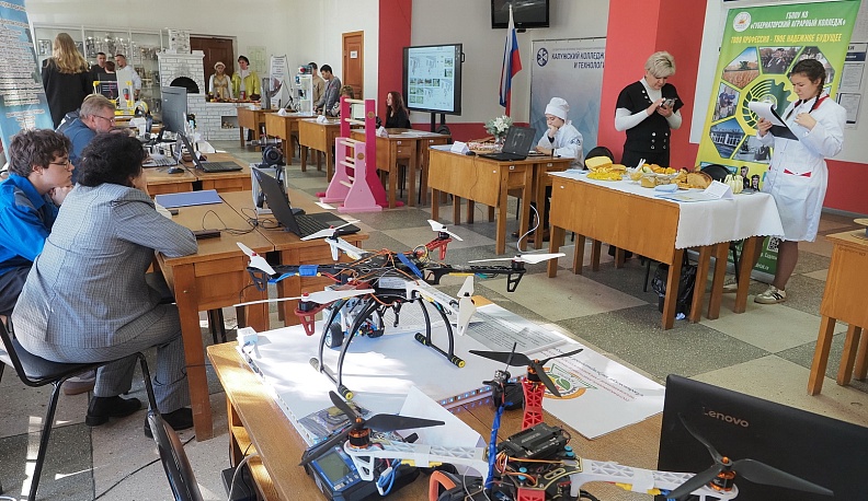 В Калуге проходит выставка работ студентов СПО «Интеллектуально-творческий потенциал будущего»