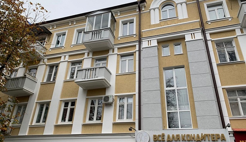 В центре Калуги мужчина упал с крыши и погиб