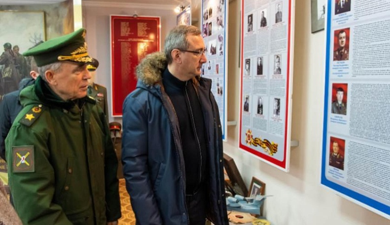 Владислав Шапша посетил музей одной из школ Кировского района