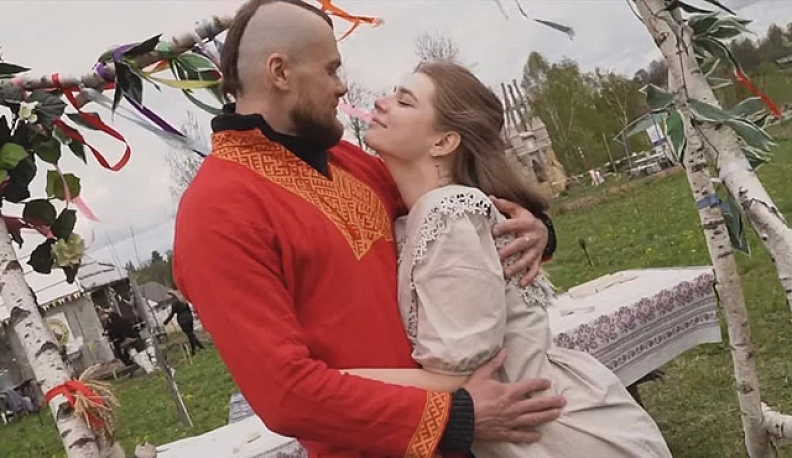 Кадр из видеоролика «Свадьба в Малиновке», который был снят  в Жуковском районе творческой группой Управления ЗАГС.