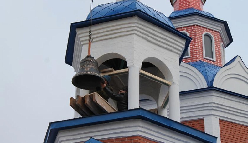 На звоннице храма в тарусском селе установили колокола