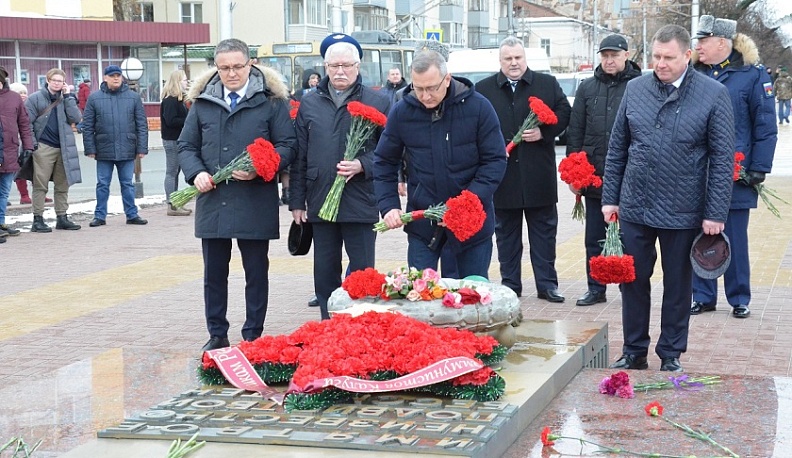 Владислав Шапша возложил цветы к могиле Неизвестного солдата в Калуге