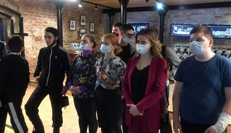 Ольга Коробова вместе с детьми из многодетных семей посетила музей бумаги в Полотняном заводе