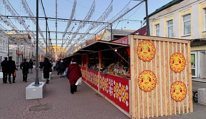 Калужане покупают подарки родным и близким на масленичной ярмарке на Театралке