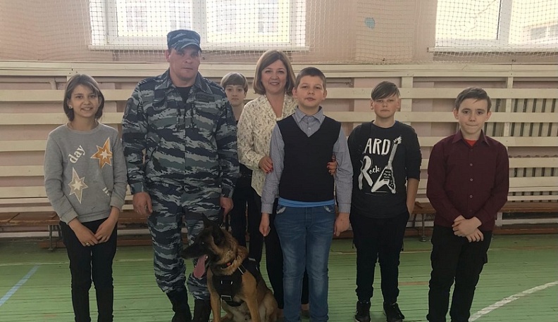 В калужской школе прошел урок мужества, связанный с кинологией