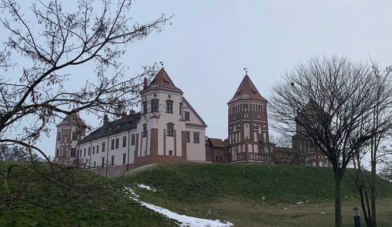 Замки, доты, драники и дом с черепами