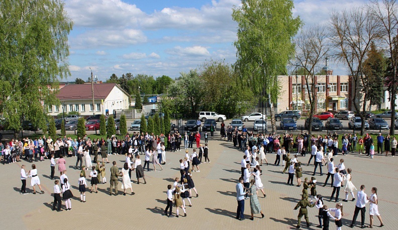 38 пар закружились в ритме вальса 2 мая в селе Перемышль