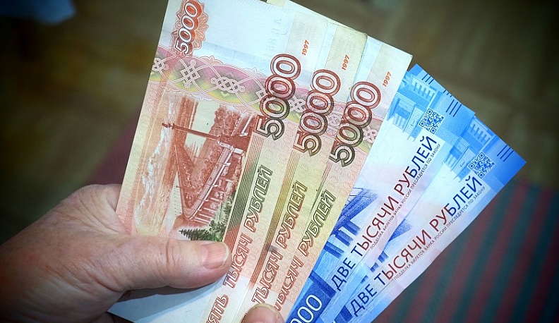 Почти 600 медработников Калужской области получат дополнительные выплаты