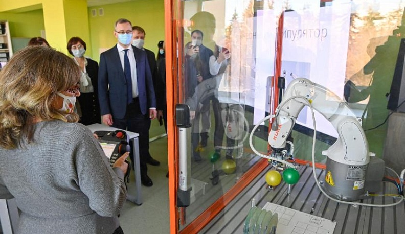 Владислав Шапша посетил Кванториум в Обнинске  