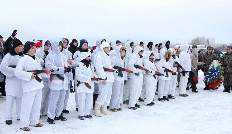 В Думиничском районе реконструкторы вспомнили подвиг чекистов-лыжников