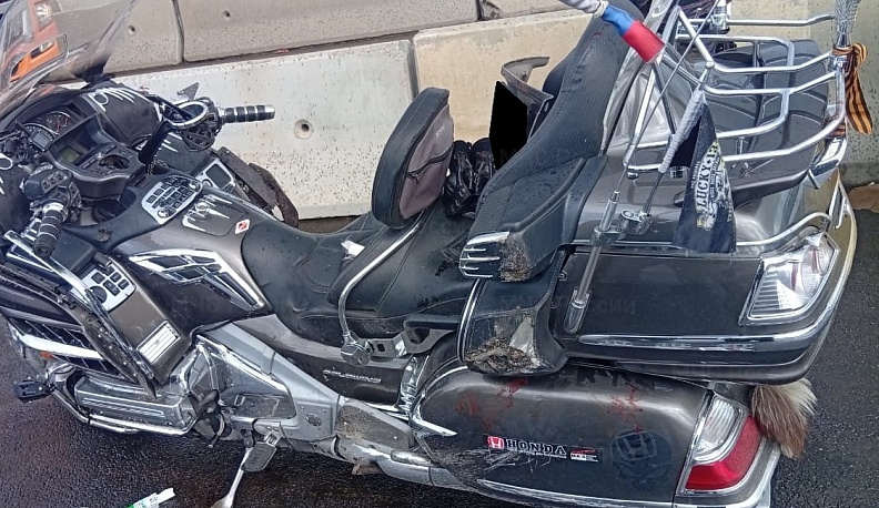 На трассе М-3 мотоцикл въехал в ограждение