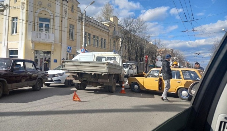 В центре Калуги произошла авария с участием «Жигулей» и «ГАЗели»