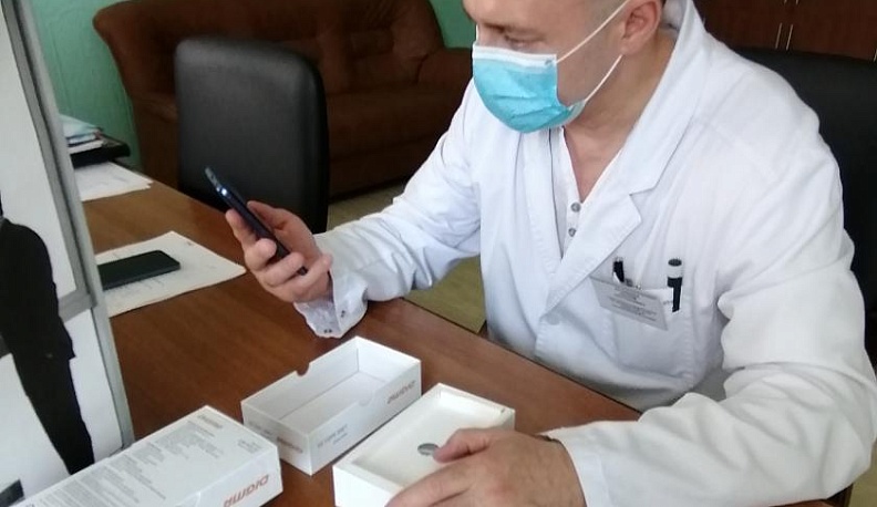 Областная клиническая больница получила 20 смартфонов для врачей, работающих с COVID