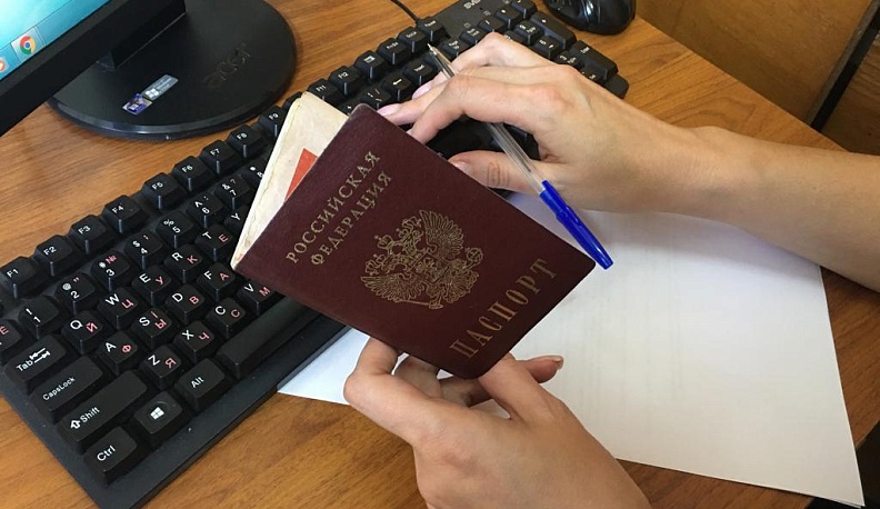 Сотрудница салона сотовой связи оформила кредит, используя паспорт клиентки