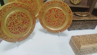 В Думиничском округе местный мастер рассказал землякам о промыслах и ремеслах народов России и о своем творчестве