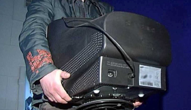 В Малоярославце замерзший мужчина украл телевизор