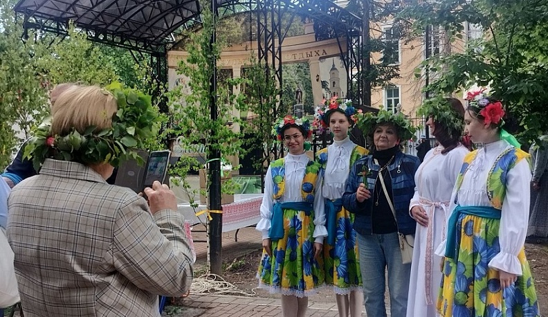 Калужане встретили Троицу большим хороводом