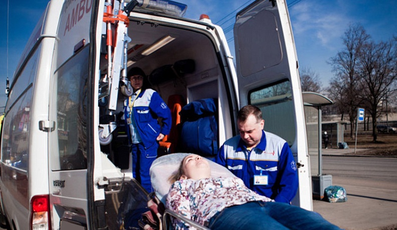 На скорой помощи могут появиться санитары для помощи в перевозке больных