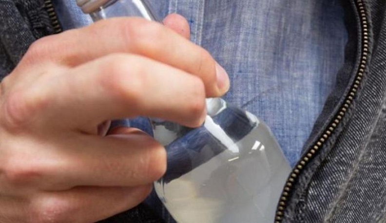 Молодой людиновец вынес алкоголя на 5000 рублей из магазина в Кирове