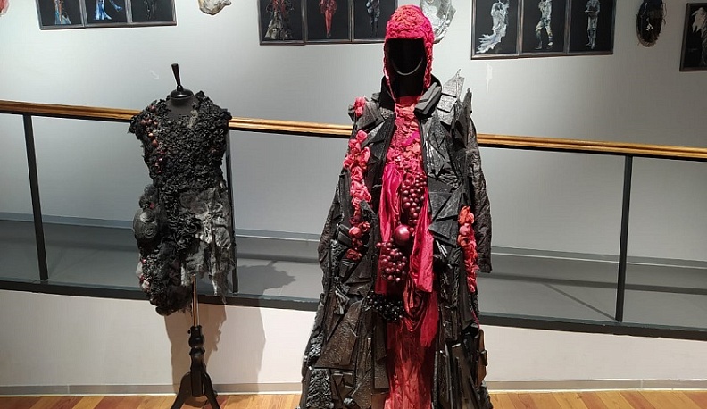 В выставочном зале калужского ИКЦ приоткрыли тайну сценического костюма