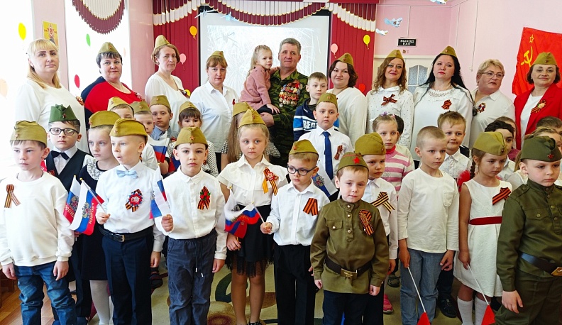 Педагоги и воспитанники людиновского детсада встретились с ветераном-афганцем Александром Петровым