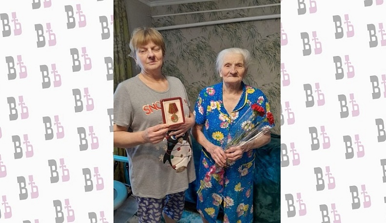 102-летней жительнице Перемышльского района вручили юбилейную медаль 