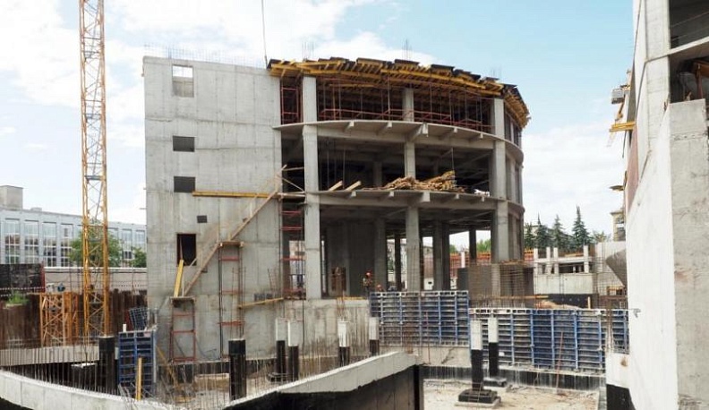 Анатолий Артамонов предложил увеличить количество строителей на площадке Дворца спорта