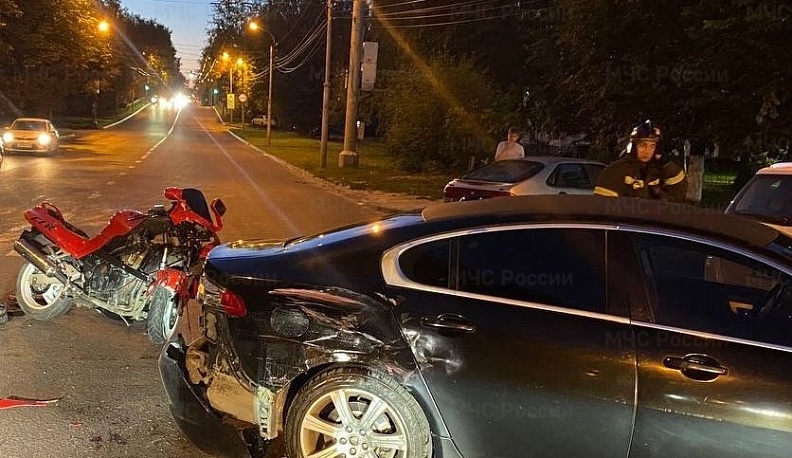 Несколько человек пострадали в столкновении иномарки и мотоцикла в Калуге