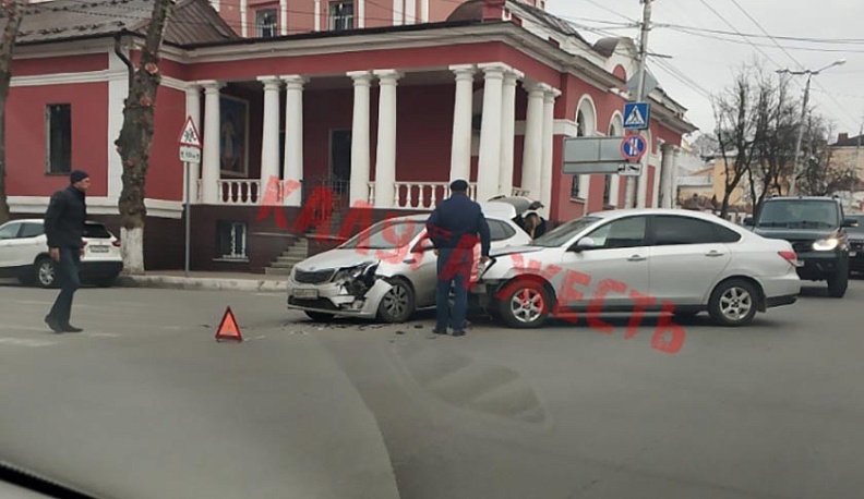 Авария в центре Калуги затруднила движение по ул. Ленина