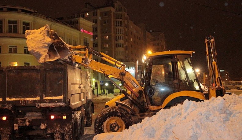 В Калуге на уборке снега работают 160 рабочих и 105 спецмашин 
