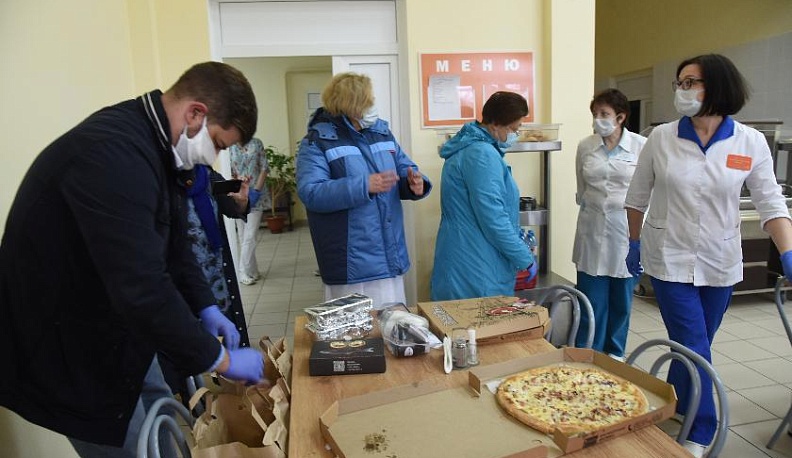 Калужский депутат обеспечивает дополнительным горячим питанием медработников
