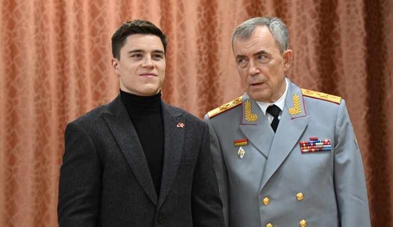 Олимпийский чемпион Никита Нагорный принял калужских школьников в ряды юнармейцев