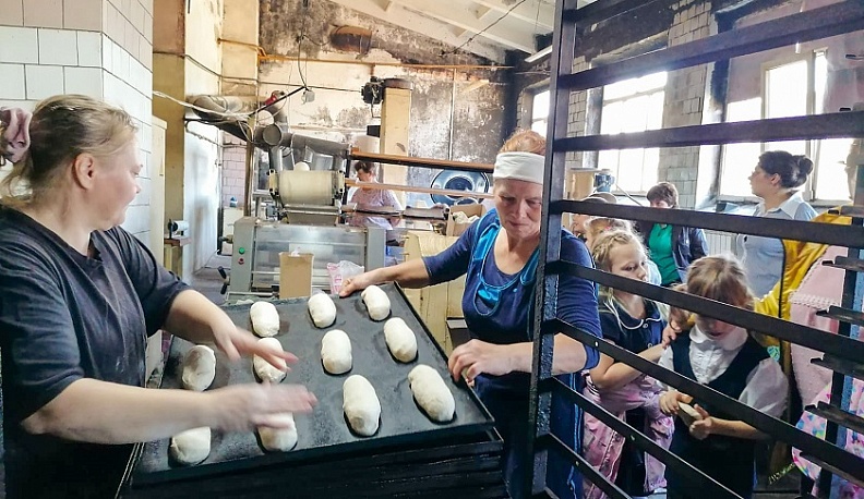 Для школьников Жиздры провели профориентационную экскурсию на хлебокомбинат