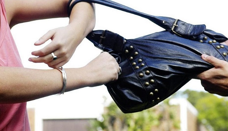 В Калуге случайный знакомый ограбил женщину