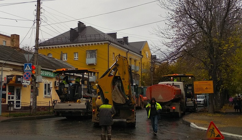 В Калуге продолжаются работы по асфальтированию улиц