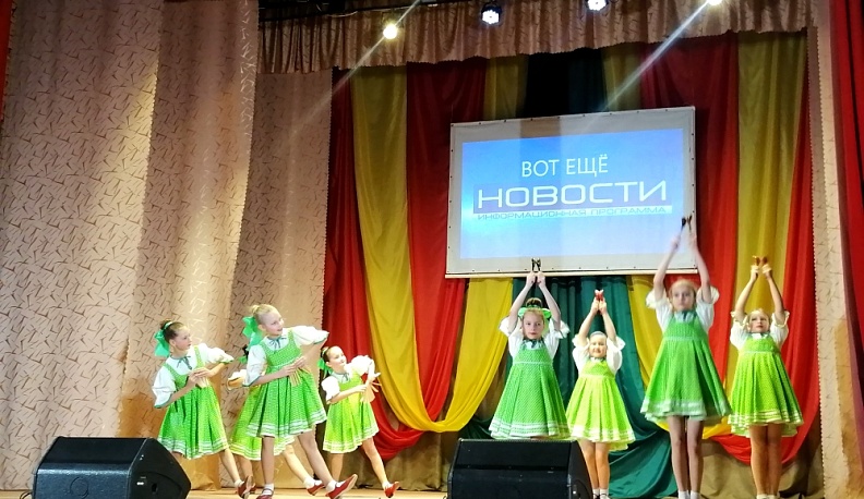 В Думиничах дети поздравили мам концертом