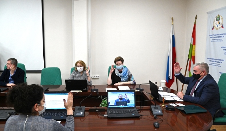 Ольге Коробовой в избиркоме вручили удостоверение депутата Государственной Думы