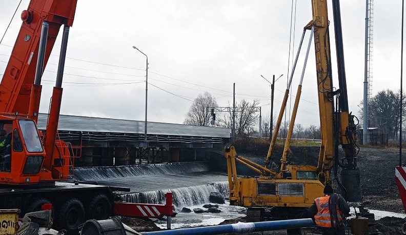 В Людинове залили первую сваю опоры нового моста