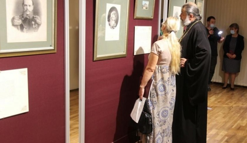 В Брянске открылась передвижная выставка «Императорский Дом Романовых. История в гравюрах»