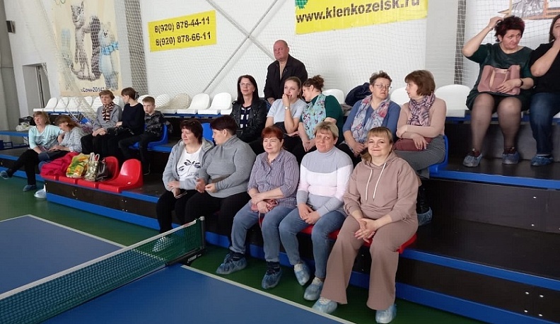 Козельские педагоги провели теннисный турнир