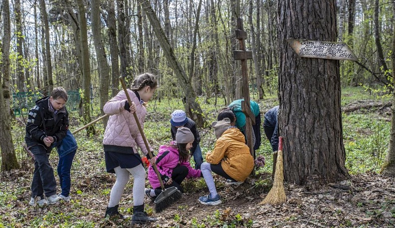 Учащиеся Малоярославецкого района привели в порядок могилу пионера-героя