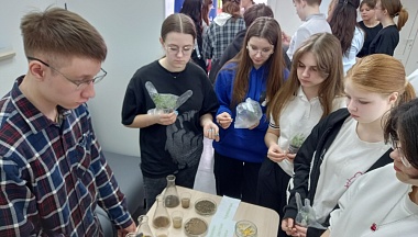 Старшеклассники Дзержинского муниципального округа стали участниками фестиваля профессий