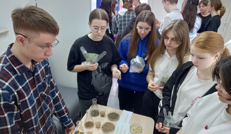 Старшеклассники Дзержинского муниципального округа стали участниками фестиваля профессий