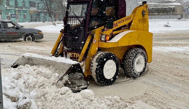 С дорог Людинова круглосуточно убирают снег